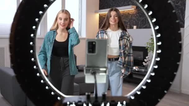 Két Mosolygó Lány Tartalmat Készít Közösségi Médiának Tinédzserek Táncoló Hip — Stock videók