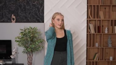 Genç, güzel, sarışın, dans eden, hip hop yapan. Genç liseli kızlar dans edip sosyal ağlar için içerik yaratıyorlar. 4k Yüksek kalite görüntü