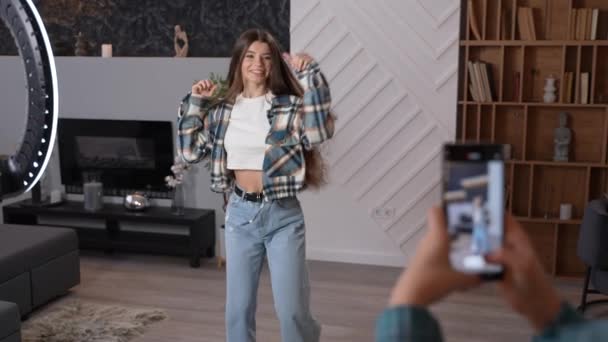 10代の女の子がスマホのカメラでヒップホップを踊っている 女性学生のインフルエンサーは プロの光を使ってソーシャルメディアのコンテンツを作成します 4K高画質映像 — ストック動画