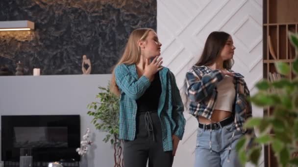 Hezké Dospívající Ženy Nahrávají Tanec Doma Nebo Studiu Pro Vlog — Stock video
