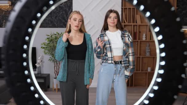 Les Amis Étudiants Adolescents Enregistrent Danse Populaire Pour Les Médias — Video