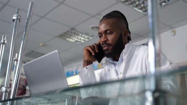 Images Haute Qualité Professionnel Qualifié Pharmacie Afro Américaine Qui Consulte Vidéo De Stock