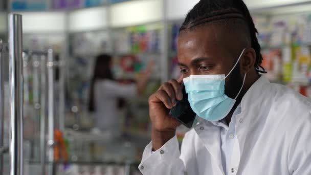 Rekaman Berkualitas Tinggi Menampilkan Seorang Spesialis Farmasi Pria Afrika Amerika — Stok Video