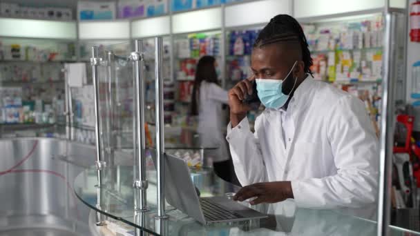 소매점에서 건강을 보호하기 마스크를 고품질 전화와 노트북을 고객에게 상담을 스톡 비디오