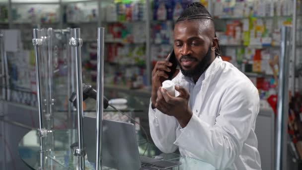 Imágenes Alta Calidad Especialista Farmacia Afroamericano Que Sostiene Una Botella Video de stock libre de derechos