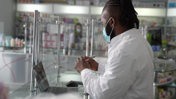 Imágenes Alta Calidad Experto Farmacéutico Afroamericano Procesamiento Mascarillas Protectoras Línea Video de stock