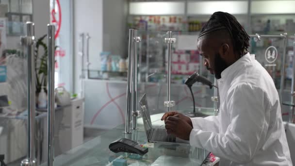 Joven Mujer Entrega Recibo Prescripción Farmacéutico Masculino Color Una Farmacia Video de stock