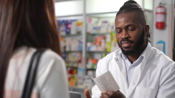 Des Images Haute Qualité Montrent Portrait Pharmacien Afro Américain Alors Clip Vidéo