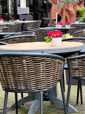 Kafeler, büfeler ve barlar ziyaretçileri ve turistleri bekliyor. Tatil sezonunun başlangıcı. Masalar ve sandalyeler.