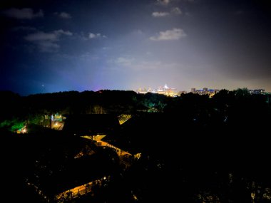 Bir uçağın ışığı, bir lazer gösterisi ve Akdeniz 'de ufukta görünen büyük bir şehrin ışıkları..