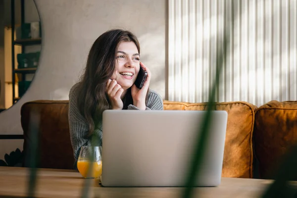 Attraktive Junge Frau Telefoniert Und Arbeitet Frühmorgens Laptop — Stockfoto