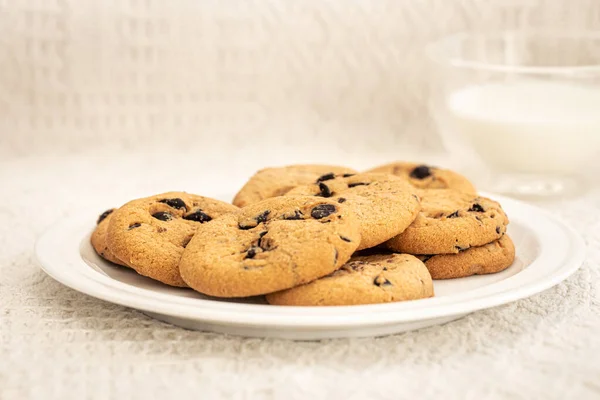 Cookies Mit Schokoladenchips Großaufnahme Und Einem Glas Milch Kopierraum — Stockfoto