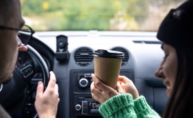 Yol Yolculuğu Konsepti. Arabanın içinde oturan kadın ve erkeğin arka koltuğu..