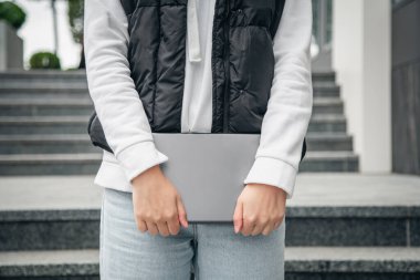 Kapatın, kadın tablet kullanıyor, şehir arka planı bulanık, vücut parçası.