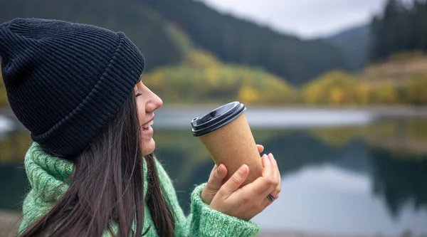 Eine Junge Frau Mit Schwarzem Hut Und Einer Tasse Kaffee — Stockfoto