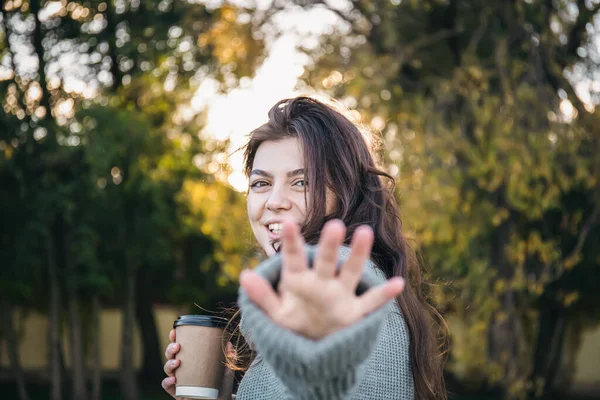 Femeie Tânără Într Pulover Ceașcă Cafea Natură Fundal Încețoșat Dimineața — Fotografie, imagine de stoc
