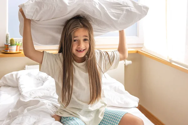 Красивая Маленькая Девочка Подушкой Постели Рано Утром — стоковое фото