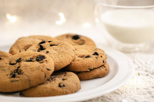 Cookies Mit Schokoladenchips Nahaufnahme Und Ein Glas Milch Auf Verschwommenem — Stockfoto