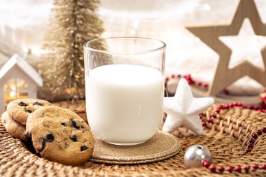 Çikolata parçalı kurabiyeler ve Noel Baba için bir bardak süt. Kış yeni yıl tatilini kutluyoruz..