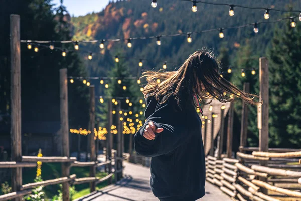 Eine Junge Frau Tanzt Vor Der Bergkulisse Gemütliche Glühbirnen Sorgen — Stockfoto