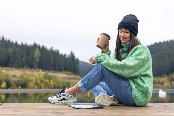 Eine Junge Frau Mit Einer Tasse Kaffee Und Einer Landkarte — Stockfoto