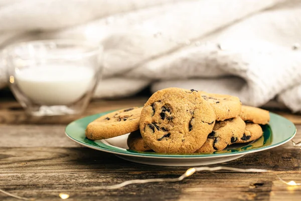 Cookies Mit Schokoladenchips Großaufnahme Und Einem Glas Milch Auf Einem — Stockfoto