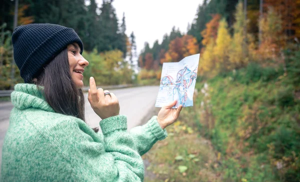 Eine Junge Frau Mit Einer Straßenkarte Wald Den Bergen Herbst — Stockfoto