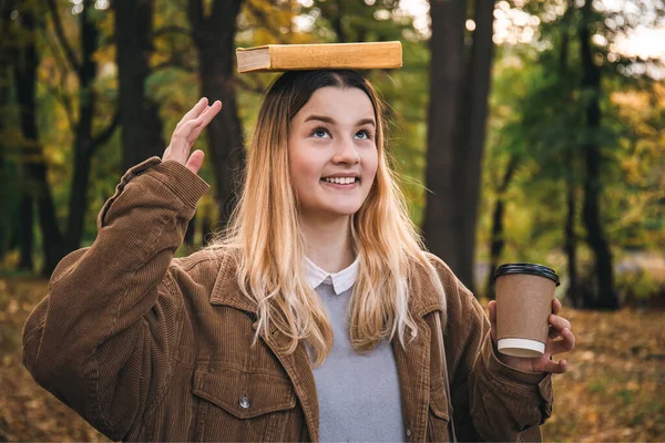Привлекательная Молодая Студентка Вельветовой Куртке Книгой Чашкой Кофе Осеннем Парке — стоковое фото