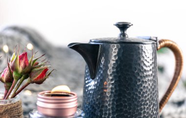 Sıcak bir evin içinde bulanık bir arka planda güzel bir desenli çaydanlık, kapat..