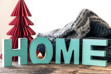 Dekoratif sözcük Ev, örgü ögesi ve ev dekorasyonu detaylarıyla rahat bir arkaplan.