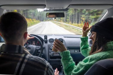 Yol Yolculuğu Konsepti. Arabanın içinde oturan kadın ve erkeğin arka koltuğu..