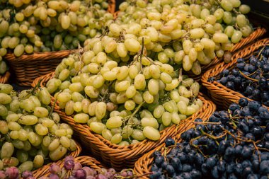 Süpermarkette farklı türde üzümlü sepetler, organik ve doğal besinler..