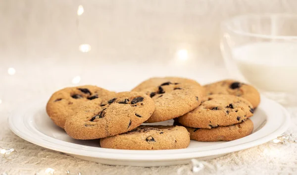 Cookies Mit Schokoladenchips Nahaufnahme Und Ein Glas Milch Auf Verschwommenem — Stockfoto