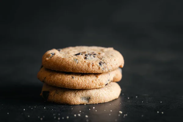 ブラックを背景にしたクラシックチョコレートチップクッキー デザート ベーキング 甘い食べ物の概念 — ストック写真