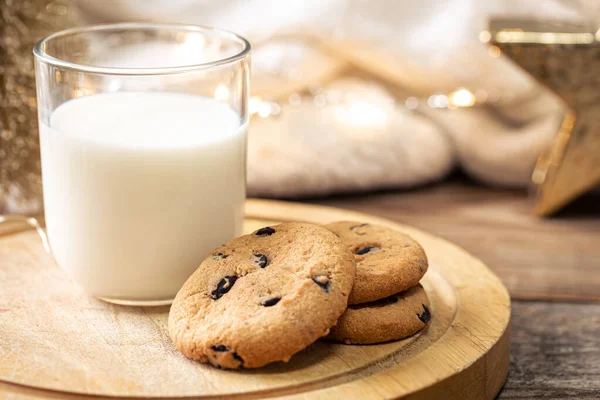 チョコレートチップクッキーとサンタクロースのミルクのガラスと美しい背景 冬のお正月を祝う スペースをコピー — ストック写真
