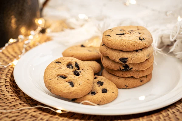 Close Chocolate Chip Cookies Plate Blurred Background Garland — Stock Photo, Image
