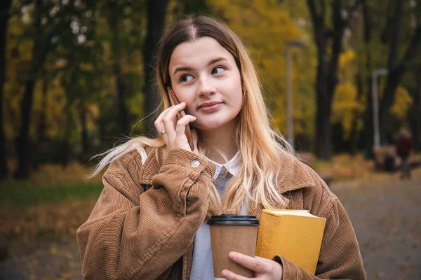 Tânără Studentă Atractivă Într Jachetă Corduroy Carte Ceașcă Cafea Vorbește — Fotografie, imagine de stoc