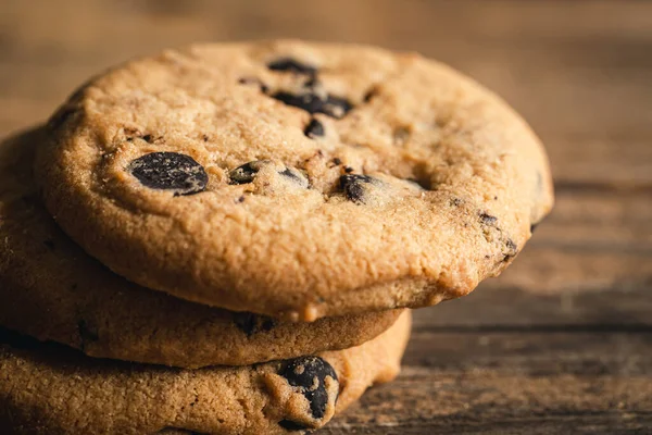 木製の背景に古典的なチョコレートチップクッキー デザート ベーキング 甘い食べ物の概念 — ストック写真