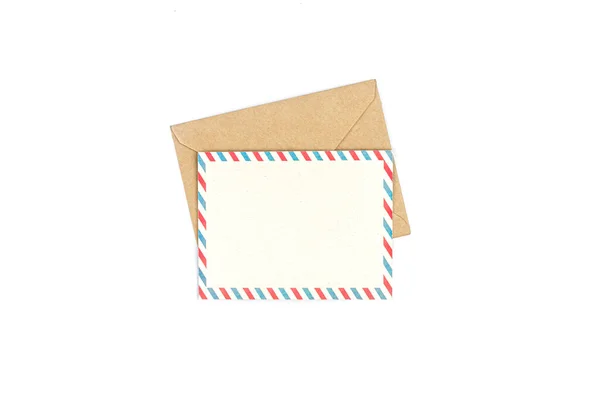 白の背景に白文字で区切られたクラフト紙の封筒 モックアップ空の紙のグリーティングカード — ストック写真