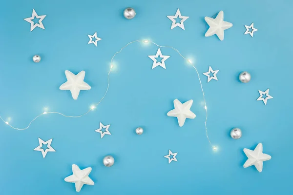 Minimalistischer Blauer Weihnachtshintergrund Mit Girlanden Und Dekorativen Sternen Flache Lage — Stockfoto