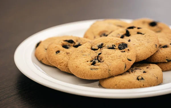 Kekse Mit Schokoladenchips Großaufnahme Auf Einem Teller Auf Dem Tisch — Stockfoto