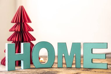 Dekoratif kelimelerle süslü kış kompozisyonu ve kağıt noel ağacı, boşluğu kopyala.