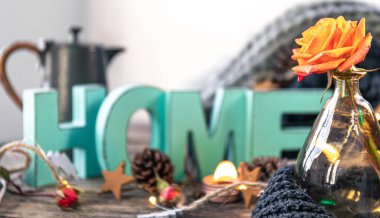 Dekoratif sözcüğü olan rahat bir arka plan, ev dekorasyonu detayları ve vazoda bir gül.