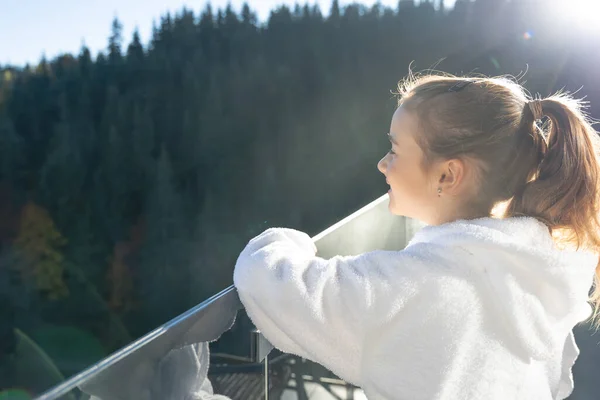 Ein Kleines Mädchen Bademantel Auf Dem Balkon Eines Hotels Den — Stockfoto