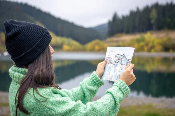 Mladá Žena Cestovní Mapou Lese Horách Podzim Koncept Cestování Výlet — Stock fotografie