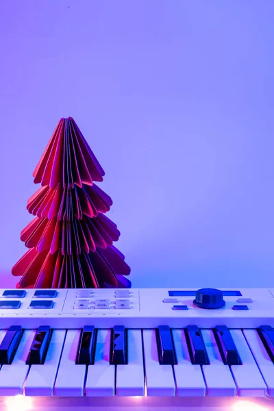 Minimalistisk Jul Bakgrund Med Midi Tangentbord Och Pappersträd Med Neon — Stockfoto