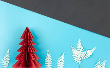 Asgari Noel arkaplanı origami kağıt ağacı ve dekor ayrıntıları, düz döşeme, kopyalama alanı.