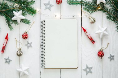 Noel arkaplanı boş not defteri ve beyaz ahşap arka plan, plan konsepti, yeni yıl hedefleri, düzlük.