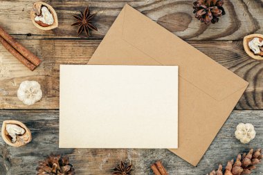 Boş kağıt, konser, koni ve baharatlar ahşap arka planda, düz döşeme, metin için yeri olan klasik arkaplan.