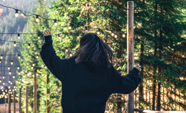 Eine Junge Frau Tanzt Vor Der Bergkulisse Gemütliche Glühbirnen Sorgen — Stockfoto